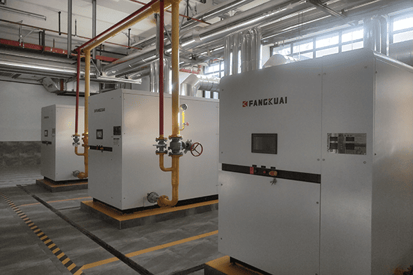 大連某商場(chǎng)使用方快鍋爐3臺(tái)2800kw燃?xì)庹婵諢崴仩t